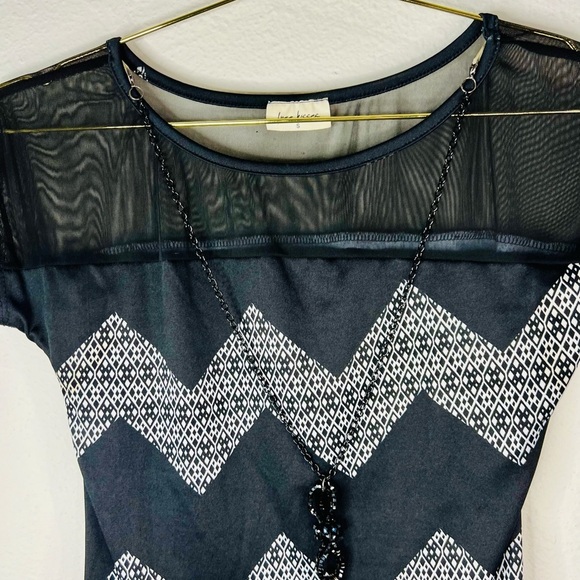 Free Kisses Black & White Pattern Short Sleeve Blouse with Accent Necklace - Picture 2 of 16